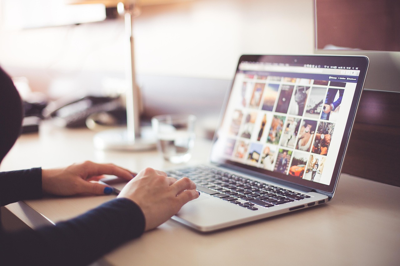 Computer, desk, typing — Know the benefits of studying international business administration with Interpass